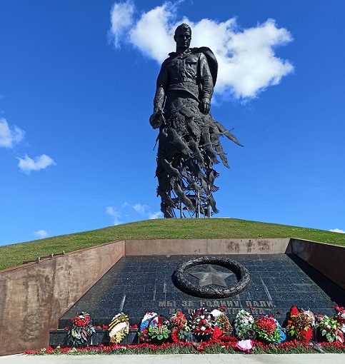 Памятник солдату ржев фото ночью